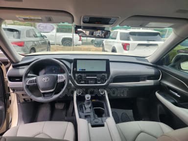 Toyota Highlander XLE AWD White thumbnail 3