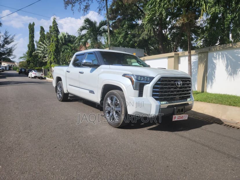 Toyota Tundra Platinum CrewMax 5.5' Bed White - Image 1