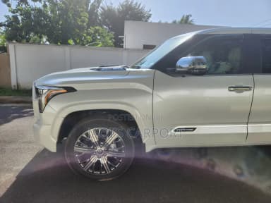 Toyota Tundra Platinum CrewMax 5.5' Bed White thumbnail 3