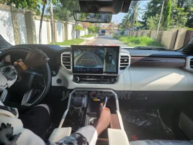 Toyota Tundra Platinum CrewMax 5.5' Bed White thumbnail 4